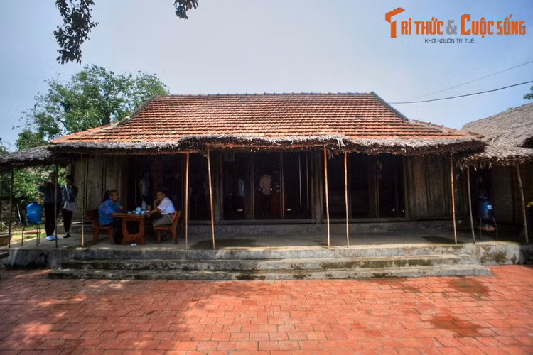 Sáng 22/12, tại Trung tâm Văn hóa tỉnh Quảng Bình, lễ kỷ niệm 110 năm ngày sinh Đại tướng Võ Nguyên Giáp được tổ chức quy mô cấp quốc gia. Báo Tri thức &amp; Cuộc sống xin giới thiệu tới bạn đọc những di tích lịch sử nổi tiếng trên quê hương Đại tướng. Trong ảnh là Nhà lưu niệm Đại tướng Võ Nguyên Giáp ở làng An Xá, xã Lộc Thủy, huyện Lệ Thủy, Quảng Bình, là địa điểm lưu giữ những kỷ niệm thời thơ ấu của vị tướng huyền thoại. Tại ngôi nhà đơn sơ này, cậu bé Võ Nguyên Giáp đã cất tiếng khóc chào đời vào ngày 25/8/1911.