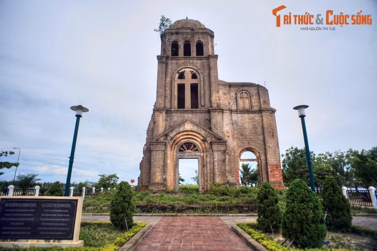 Nằm trên đường Nguyễn Du ở trung tâm TP Đồng Hới, nhà thờ Tam Tòa từng là một trong những nhà thờ đẹp nhất ở Việt Nam thời thuộc địa.