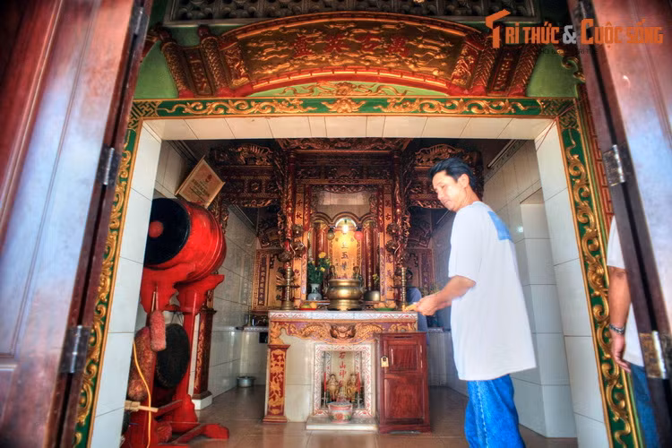 Từ ngày việc thờ cúng được tiến hành, những chuyến ra khơi đều gặp thuận lợi trong cảnh sóng êm biển lặng. Tin lành đồn xa, người dân tứ xứ dần dần đổ về đây thờ cúng và sinh sống, hình thành nên cộng đồng dân cư trù phú nhất của đảo Phú Quốc...