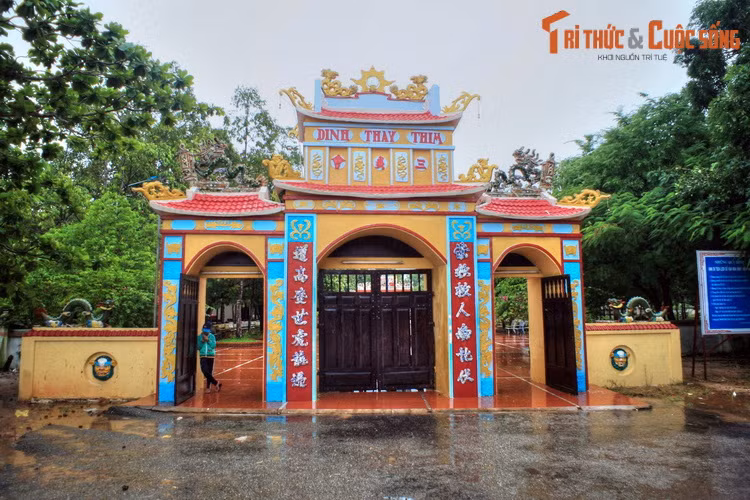 2. Tọa lạc tại xã Tân Tiến, thị xã La Gi, dinh Thầy Thím được xây dựng vào năm 1879, là một điểm đến được du khách gần xa biết đến ở tỉnh Bình Thuận. Sự hình thành của dinh gắn với câu chuyện về lối sống đạo nghĩa của Thầy Thím - vị thần được thờ ở nơi đây.