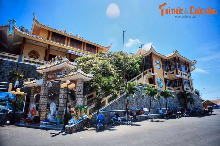 1. Tọa lạc bên bờ biển tại thị trấn Long Hải, thuộc huyện Long Điền, tỉnh Bà Rịa - Vũng Tàu, dinh Cô là một địa điểm tâm linh nổi tiếng linh thiêng của khu vực Đông Nam Bộ. Dinh thờ này được lập vào cuối thế kỷ 18 để thờ một cô gái trẻ tên là Lê Thị Hồng (tục là Thị Cách).
