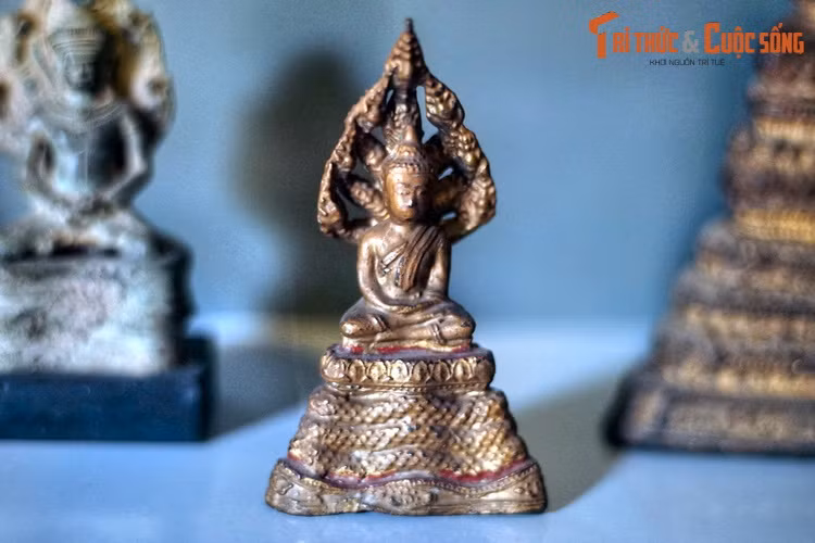 Tượng Phật bằng đồng sơn thếp vàng, Campuchia, thế kỷ 18-19. Khi hòa nhập vào xã hội Đông Nam Á, Phật giáo đã được dung hợp với các truyền thống tín ngưỡng khác như Bà La Môn giáo và tín ngưỡng bản địa để tạo nên bản sắc riêng ở từng vương quốc.