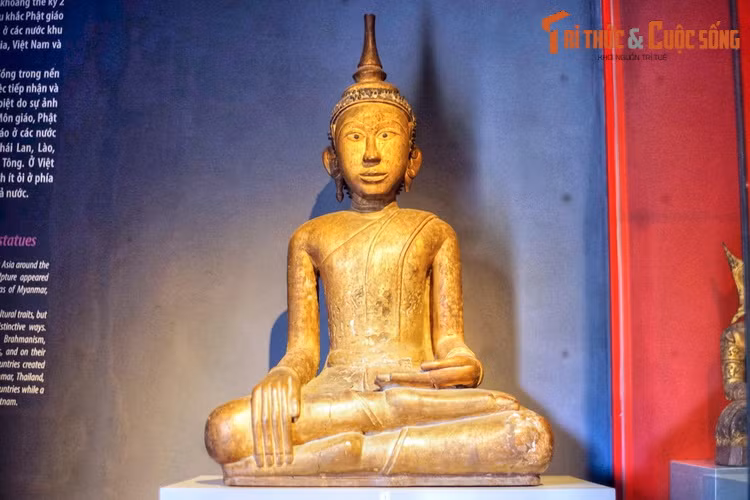  Tượng Phật cổ Nam Tông bằng gỗ sơn thếp vàng có nguồn gốc từ Campuchia, niên đại thế kỷ 17, hiện vật trong trưng bày chuyên đề về tượng Phật một số nước châu Á ở Bảo tàng Lịch sử TP HCM. Nam Tông là một trong hai hệ phái Phật giáo lớn, thịnh hành ở Nam và Đông Nam Á.