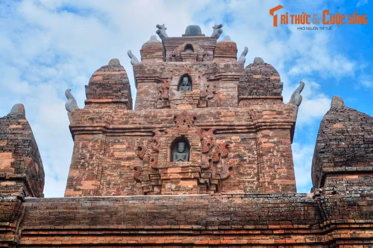 Cũng như tháp Po Klong Garai, đây không phải là ngôi tháp thờ thần như phần lớn các tháp Chăm khác mà thờ vua Po Rome, một trong những vị vua được người Chăm hoá thần.