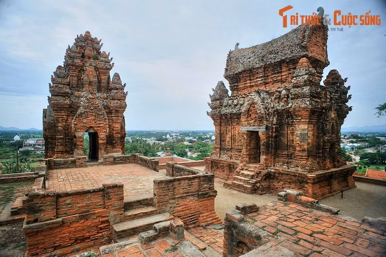 Tháp được xây dựng vào cuối thế kỷ 13, đầu thế kỷ 14 (thời vua Chế Mân) để thờ vua Po Klong Garai (1151 – 1205), người đã có công lãnh đạo dân tộc Chăm đương cự với ngoại xâm, bình ổn đất nước và phát triển nông nghiệp, được người Chăm suy tôn như vị thần thủy lợi.