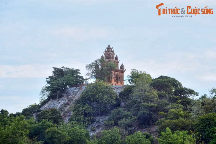 3. Nằm trên một quả núi nhỏ thuộc địa phận làng Hậu Sanh, xã Phước Hữu, huyện Ninh Phước,tháp Chăm Po Rome là tòa tháp Chăm thứ ba của tỉnh Ninh Thuận. Tháp được xây dựng vào thế kỷ 17, là một trong những tháp được xây dựng muộn nhất của vương quốc Champa.