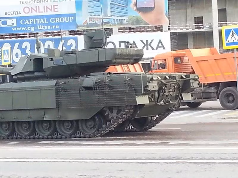 Ở trên nóc tháp pháo, về phía đuôi pháo được trang bị trạm điều khiển vũ khí từ xa lắp súng máy 7,62mm thay vì 12,7mm.