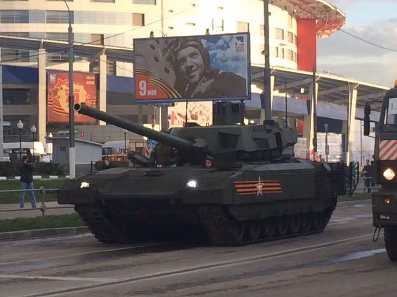 Với việc dùng tháp pháo tự động, kíp lái T-14 Armata giảm xuống chỉ còn 2 người thay vì 3 trên dòng T-72/90 hay 4 trên các tăng phương Tây.