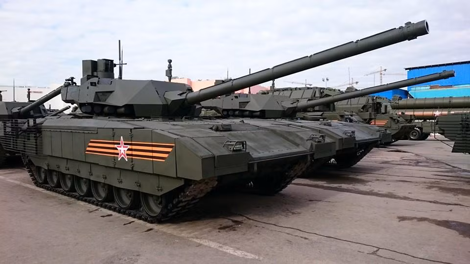 Trong ảnh, siêu tăng T-14 Armata với tháp pháo khá nhỏ gọn đặt ở trung tâm thân xe tăng.