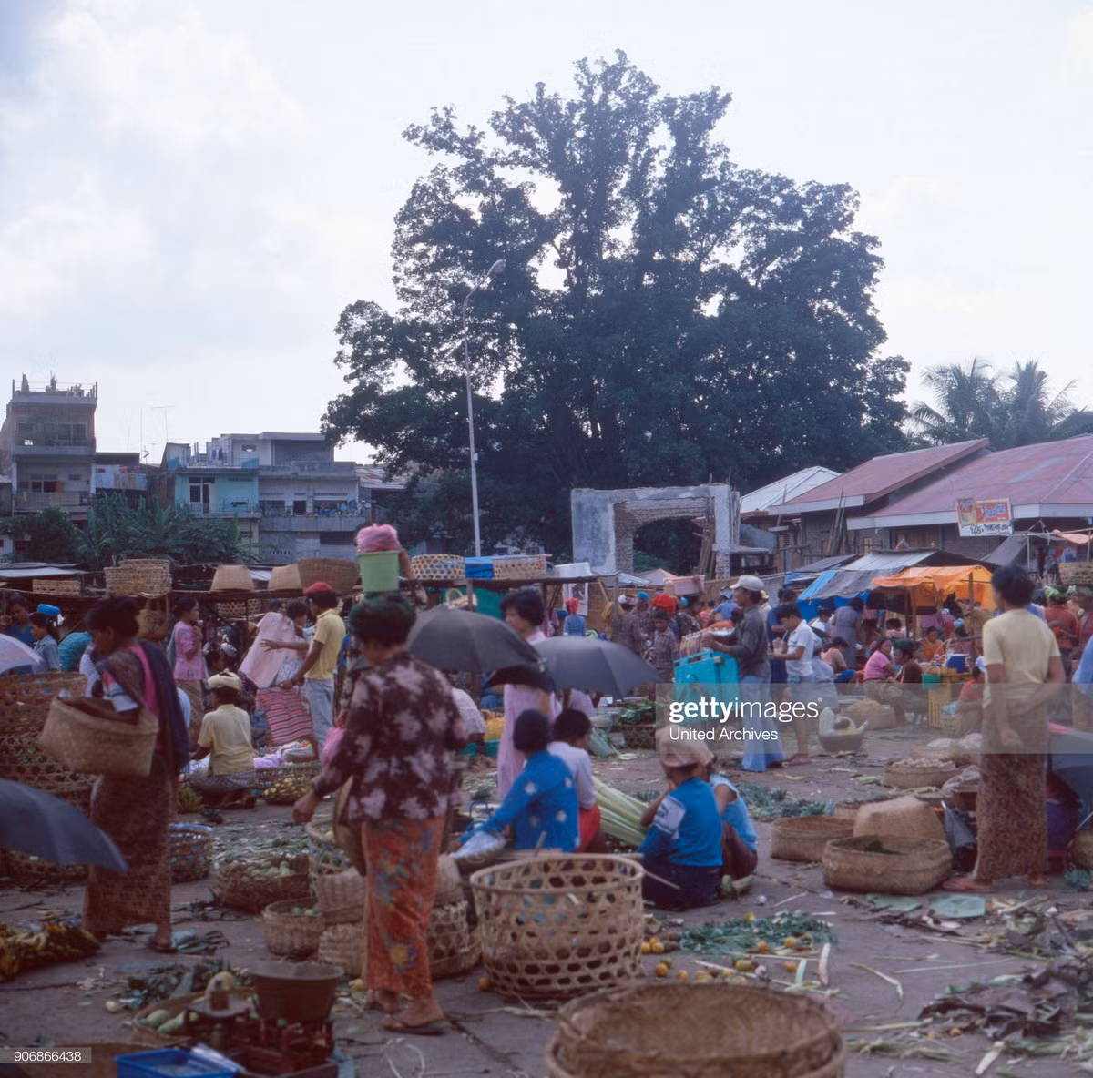 Người mua kẻ bán tấp nập trong khu chợ địa phương.