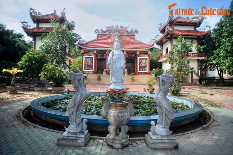 Năm 1733, chúa Nguyễn vì mộ đức nhà sư nên ban hiệu là Tịnh Giác Thiện Trì Đại Lão Thiền Sư, và lệnh xây cất lại Dũng Tuyền tự thành một ngôi chùa lớn lợp ngói, đặt tên là Linh Phong Thiền Tự. Đến đời vua Minh Mạng, chùa Linh Phong được sửa sang lớn.