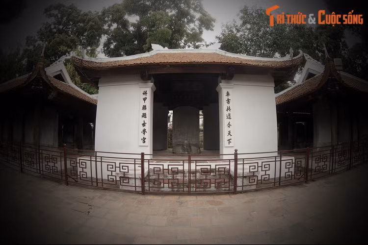 Đặc biệt, trong các nước có ảnh hưởng của Nho giáo như Trung Quốc, Hàn Quốc, Việt Nam thì chỉ có Việt Nam có bia Tiến sĩ mang nội dung phản ảnh tư tưởng chính trị, triết học, giáo dục khoa cử của triều đại.
