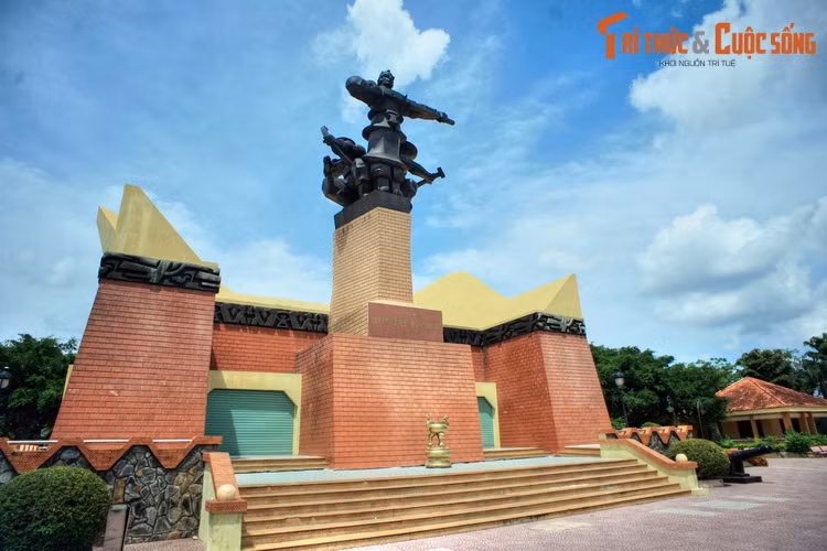 Tượng đài chiến thắng Rạch Gầm - Xoài Mút ở huyện Châu Thành, tỉnh Tiền Giang. Bên cạnh khung cảnh thơ mộng, sông nước Tiền Giang còn là nơi ghi dấu những chiến công hiển hách trong sự nghiệp bảo vệ tổ quốc của dân tộc Việt Nam.