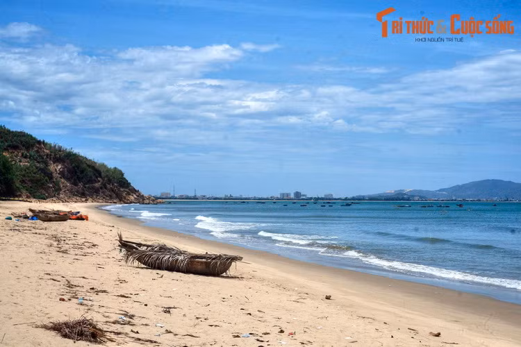 Khung cảnh thanh bình trên bãi biển Quy Hòa.