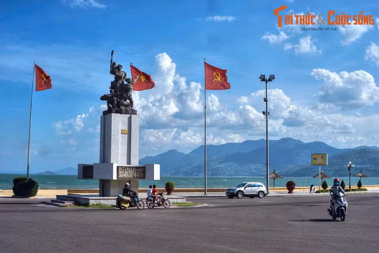 Tượng đài Chiến thắng Quy Nhơn sừng sững giữa biển trời lộng gió. Công trình tọa lạc trên đường Xuân Diệu, thành phố Quy Nhơn.