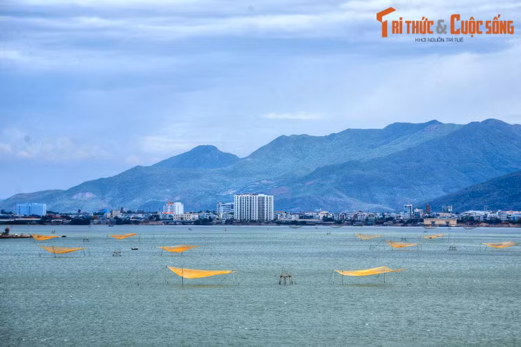 Thành phố Quy Nhơn nhìn từ cầu Thị Nại.