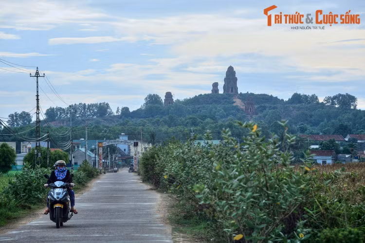 Tháp Bánh Ít (xã Phước Hiệp, huyện Tuy Phước) nhìn từ xa. Đây là quần thể kiến trúc Chăm có từ thế kỷ thứ 10, được xem là kiệt tác của nghệ thuật kiến trúc Champa.
