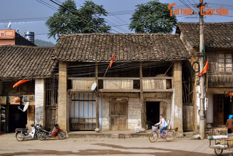 Kiến trúc ở phố cổ Đồng Văn phổ biến là nhà trình tường ba gian, hai tầng, mái lợp ngói âm dương. Các ngôi nhà nằm sát nhau, tạo nên cấu trúc không gian giống các dãy nhà ống ở phố cổ Hà Nội hay Hội An.