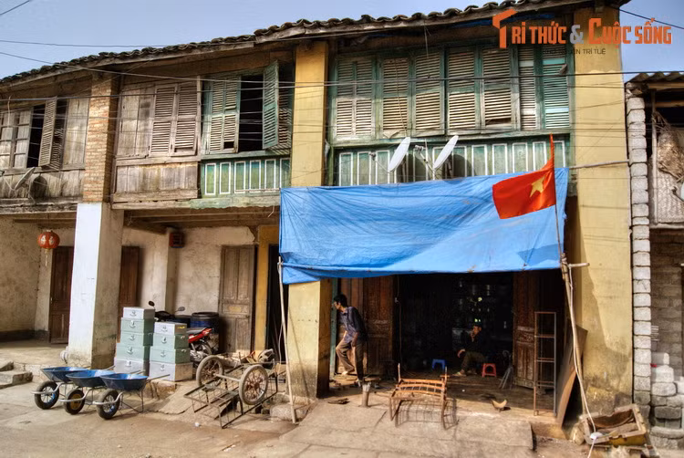 Khu phố cổ này được hình thành từ đầu thế kỷ 20, thuở ban sơ chỉ có vài gia đình người Mông, người Tày và người Hoa sinh sống, dần dần có thêm nhiều cư dân từ địa phương khác tìm đến.