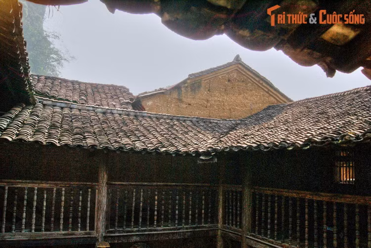 Nằm đối diện chợ Đồng Văn, quán cà phê Phố Cổ cũng là địa điểm khá nổi tiếng. Quán tận dụng ngôi nhà cổ nằm ở vị trí đắc địa bậc nhất khu phố cổ Đồng Văn.
