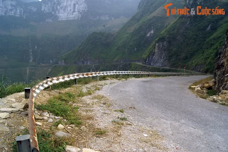 Nhằm thúc đẩy phát triển kinh tế - xã hội của khu vực xa xôi hẻo lánh và có điều kiện tự nhiên vô cùng khắc nghiệt này, Trung ương và Khu uỷ Việt Bắc đã chủ trương mở đường Hà Giang - Đồng Văn hay Quốc lộ 4C, còn được gọi là con đường Hạnh Phúc.