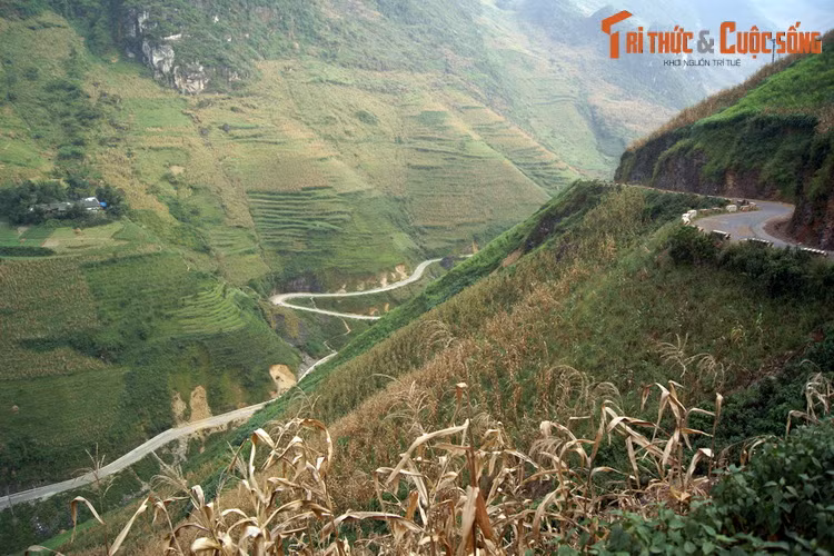 Theo thống kê, tổng số ngày công để thực hiện đường Hạnh Phúc là 2.246.321 ngày với khối lượng 2.899.638m3 đất đá. Chi phí làm đường vào thời giá khoảng những năm 1960 chỉ khoảng 5,5 triệu đồng. Nhưng đó là con đường mà giá trị không thể đong đếm bằng vật chất.