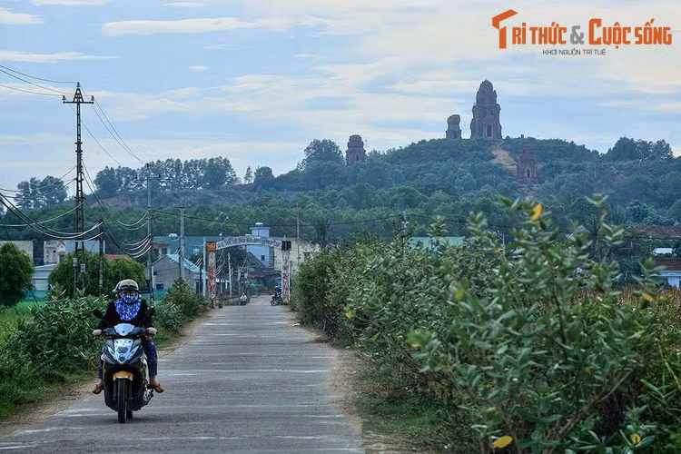 1. Nằm trên một ngọn đồi tại xã Phước Hiệp, huyện Tuy Phước, tỉnh Bình Định, tháp Bánh Ít được xây dựng vào khoảng thế kỷ thứ 10, là một trong những quần thể tháp Chăm có số công trình nhiều nhất Việt Nam, với bốn tòa tháp mang các chức năng khác nhau.