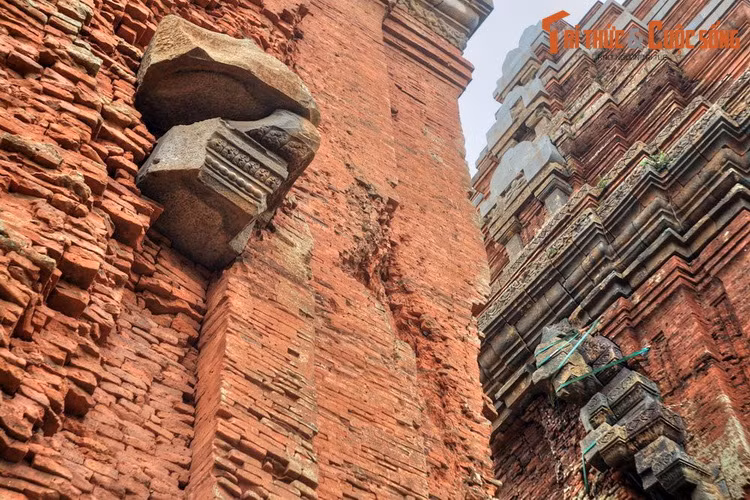 Căn cứ vào mặt bằng đế tháp và phong cách nghệ thuật, các nhà nghiên cứu cho rằng tháp Dương Long tuy mang các đặc trưng của tháp Chăm Pa nhưng đã chịu ảnh hưởng khá đậm nét nghệ thuật Khmer.