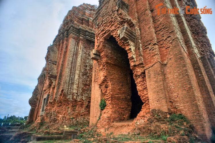 Di tích này gồm ba ngọn tháp Chăm nằm thẳng hàng theo hướng Bắc – Nam trên một gò cao, hai tháp bên ngoài cao khoảng 30 mét đối xứng với nhau qua tháp giữa, cao 36 mét. Với chiều tương đương tòa nhà 9 tầng, tháp Dương Long là tòa tháp Chăm cao nhất Việt Nam.
