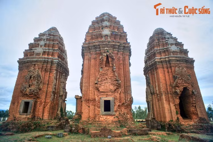 3. Được đánh giá là một trong những di tích Chăm đẹp và có quy mô lớn nhất Việt Nam, tháp Dương Long có niên đại từ khoảng thế kỷ 12, được xây dựng ở khu vực giáp ranh giữa hai xã Bình Hòa và An Chánh thuộc huyện Tây Sơn, tỉnh Bình Định ngày nay.