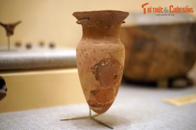 Lọ gốm văn hóa Đồng Nai. Đồ gốm Đồng Nai rất phong phú về kiểu dáng và cách trang trí, được làm bằng bàn xoay và nặn bằng tay, có độ nung cao, áo gốm được miết láng.