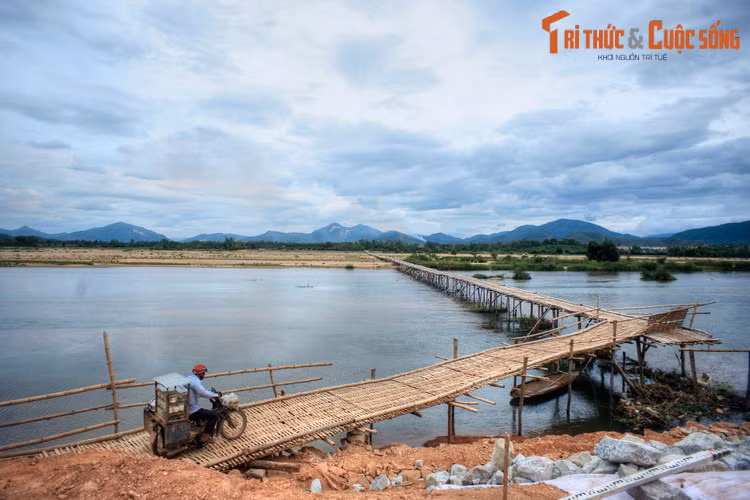Bắc qua sông Côn, nối hai xã Bình Nghi và Tây Bình ở huyện Tây Sơn, tỉnh Bình Định, cầu tre An Chánh có chiều dài 600 mét, là một trong những cây cầu tre dài nhất Việt Nam.