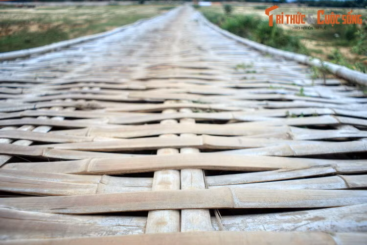 Mặt cây cầu này chỉ rộng tầm 1,5 mét, được làm bằng những thanh tre mỏng đan lại với nhau và chằng buộc bằng sợi thép. Hai bên cầu không có lan can.