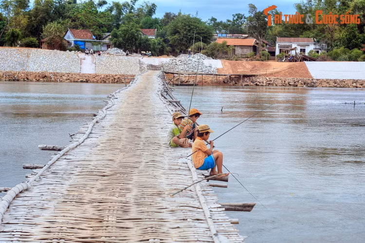 Do vậy, cây cầu tre bắc qua sông Côn vẫn sẽ tiếp tục tồn tại trong những năm tới theo kiểu “cứ làm rồi lại phá dỡ”.
