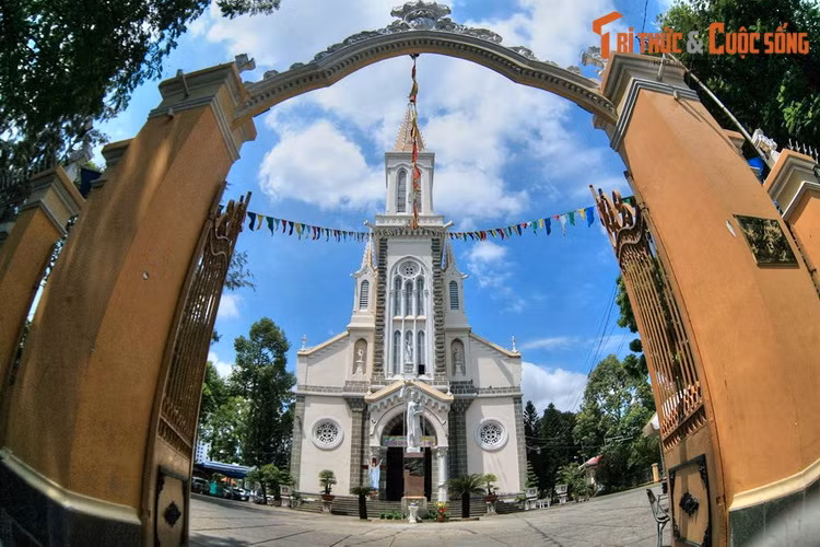  13. Nhà thờ Huyện Sỹ được xây dựng từ năm 1902–1905 theo phong cách kiến trúc Gothic, nằm tại góc đường Nguyễn Trãi – Tôn Thất Tùng ở quận 1 TP. HCM. Công trình do ông bà Lê Phát Ðạt, tức Huyện Sỹ – người giàu nhất Sài Gòn thời giờ, hiến đất và xuất 1/7 gia tài để xây dựng.