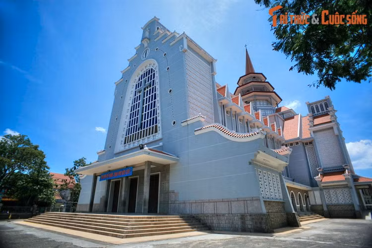  9. Nhà thờ Dòng Chúa Cứu Thế tọa lạc ở phường Phú Nhuận, thành phố Huế, là nhà thờ nổi tiếng bậc nhất Cố đô Huế. Đây cũng là một trong những nhà thờ Công giáo tráng lệ nhất ở Việt Nam. Công trình được xây dựng từ năm 1959-1962 theo thiết kế của kiến trúc sư Nguyễn Mỹ Lộc.