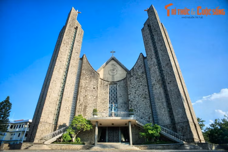  17. Nhà thờ Chính tòa Phủ Cam nằm ở phường Phước Vĩnh của thành phố Huế, là nhà thờ lâu đời nhất Cố đô Huế. Nhà thờ có lịch sử hình thành từ năm 1682, đến năm 1960 được xây lại theo thiết kế độc đáo của kiến trúc sư Ngô Viết Thụ - "cha đẻ" của Dinh Độc Lập ở Sài Gòn.