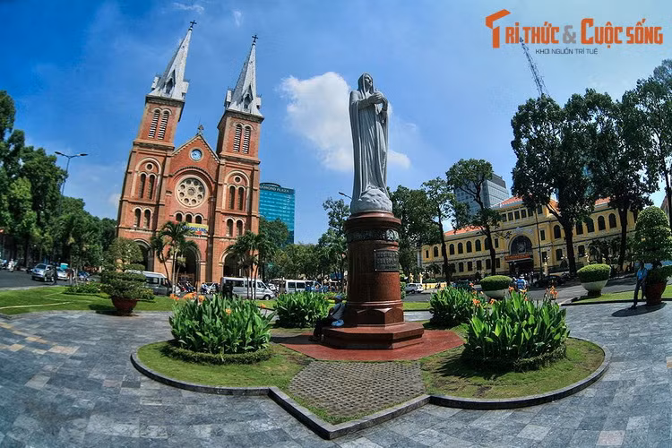  1. Nhà thờ Đức Bà Sài Gòn tọa lạc tại khu vực trung tâm quận 1, là một công trình kiến trúc thuộc địa tiêu biểu của Sài Gòn - TP HCM. Nhà thờ nổi tiếng này được xây dựng từ năm 1877 – 1880, mang phong cách kiến trúc Roman cải biên pha trộn nét phong cách kiến trúc Gothic.