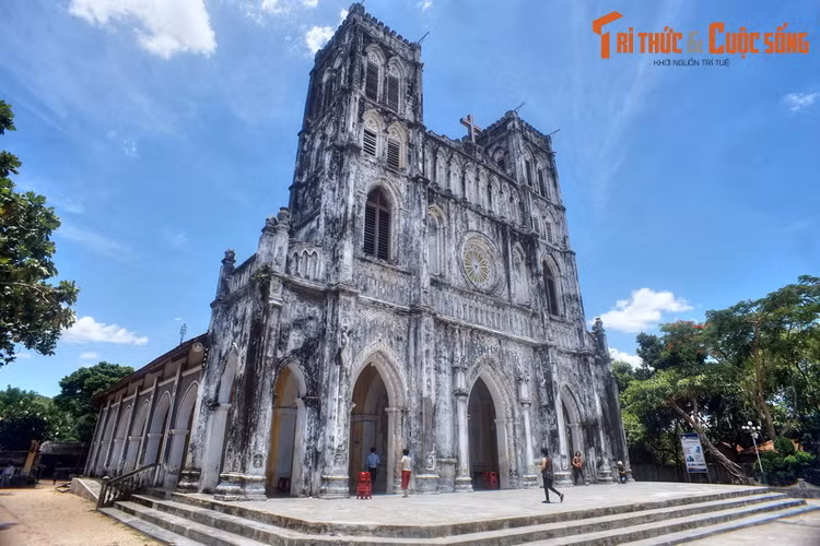  4. Nhà thờ Mằng Lăng nằm ở huyện Tuy An, tỉnh Phú Yên, là nhà thờ cổ có quy mô bề thế bậc nhất khu vực miền Trung. Công trình được xây dựng từ năm 1892-1907 theo phong cách kiến trúc Gothic. Đây là nơi lưu giữ cuốn sách quốc ngữ cổ nhất Việt Nam, được in năm 1651.