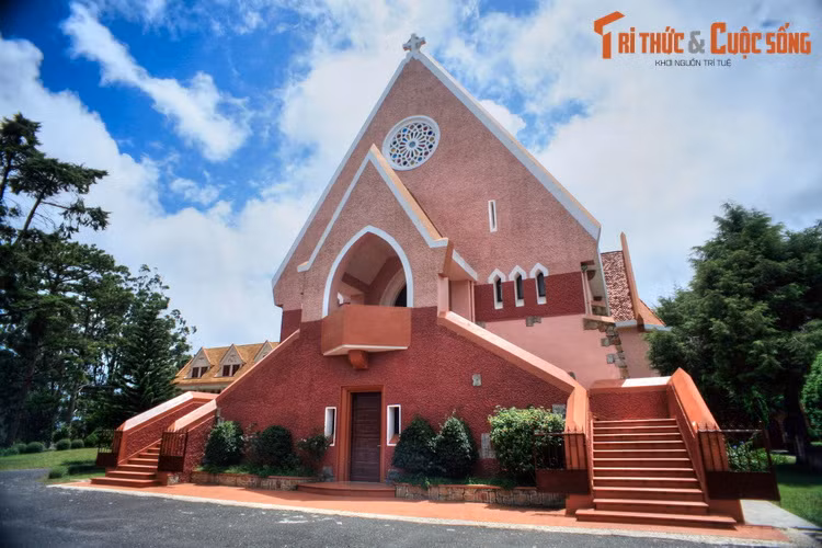  11. Nhà thờ Domaine De Marie hay nhà thờ Mai Anh nằm ở phường 6 TP Đà Lạt, hình thành từ năm 1930, có kiến trúc như hiện tại từ năm 1943. Nhà thờ nổi tiếng thứ hai của Đà Lạt này được biết đến với bố cục kiến trúc có nhiều điểm cách tân độc đáo.