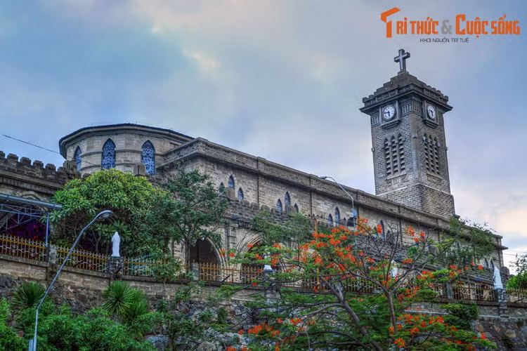  15. Nhà thờ Núi hay nhà thờ Chánh tòa Kitô Vua nằm ở phường Phước Tân, TP Nha Trang, là một nhà cổ rất nổi tiếng với kiến trúc đẹp và còn nguyên bản. Công trình được xây từ năm 1928-1941 trên một quả núi nhỏ gọi là núi Bông, mang phong cách kiến trúc Gothic.