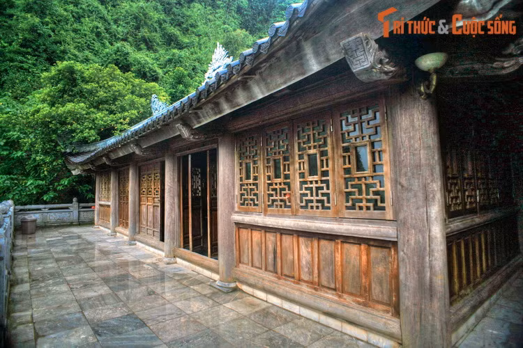 Ngoài các điện thờ trong hai hang Động, chùa Bái Đình cổ còn có các công trình thờ tự khác như đền thờ thần Cao Sơn, đền thờ Lý Quốc Sư Nguyễn Minh Không, đền thờ Sư tổ...
