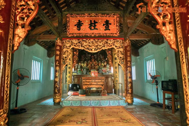 Được xây dựng từ thời Tiền Lê, thế kỷ thứ 10, chùa từng nơi tu hành và họp bàn việc nước của các vị quốc sư danh tiếng trong sử Việt như Pháp Thuận, Khuông Việt và Vạn Hạnh. Về kiến trúc, chùa được xây dựng theo kiểu chữ "đinh" (丁), hướng chính Tây.