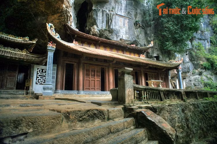 Vể tổng quan, chùa Bích Động được xây dựng theo kiểu chữ "Tam", gồm ba tòa điện dựa vào thế núi từ thấp lên cao thành 3 ngôi chùa riêng biệt: Hạ, Trung và Thượng, trong đó chùa Trung có vai trò trung tâm của quần thể.