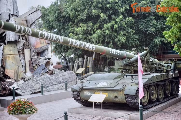 Hệ thống trưng bày ngoài trời có 200 hiện vật gốc bài trí trên diện tích rộng 5.000 m2, giới thiệu những vũ khí lập công của quân và dân ta trong lịch sử chống ngoại xâm và những vũ khí trang bị hiện đại thu được của địch.