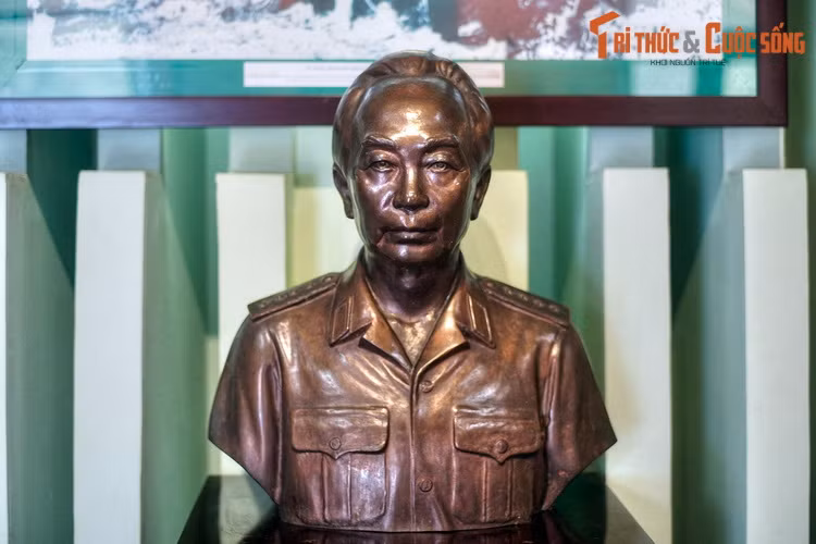 Sự nghiệp của các nhà cầm quân lỗi lạc trong thời đại Hồ Chí Minh được thể hiện một cách trang trọng qua tượng bán thân cùng những dòng tiểu sử cô đọng.