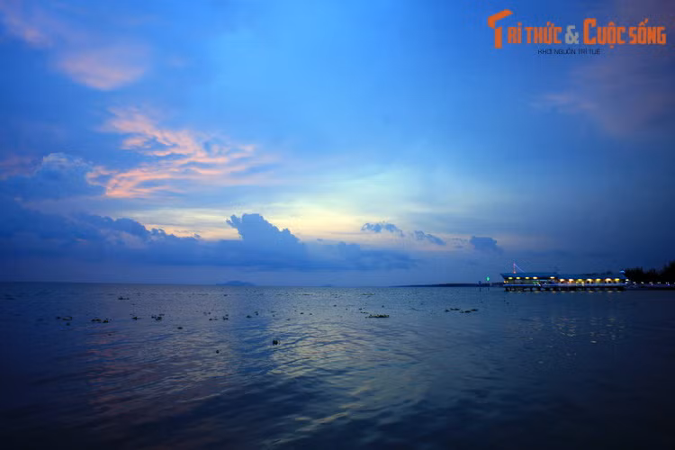 Cảnh chiều buông trên biển khơi nhìn từ đường bờ biển của thành phố Rạch Giá, tỉnh Kiên Giang. Thành phố này có trung tâm đô thị nằm trải dài bên bờ vịnh Thái Lan với 20 km đường bờ biển.
