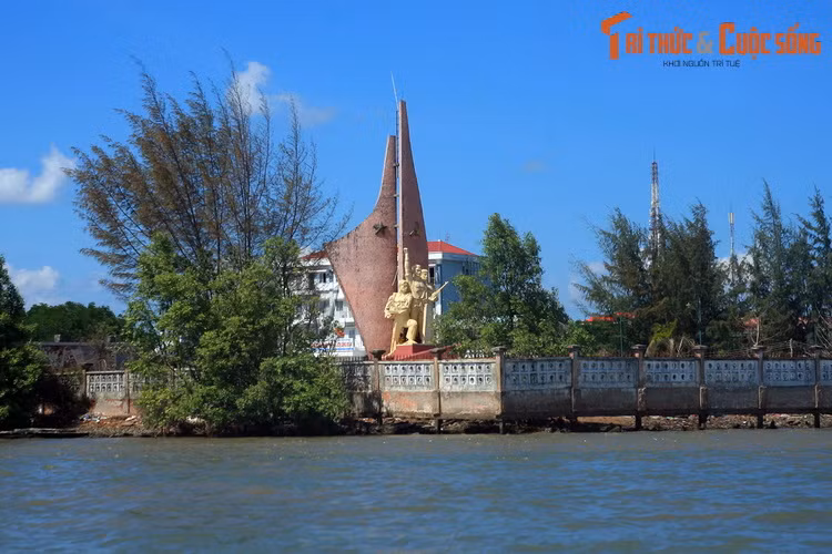 Tượng đài Khởi nghĩa Hòn Khoai ở thị trấn Năm Căn hướng thẳng ra lòng sông chứ không hướng ra mặt đường như tượng đài ở các nơi khác.