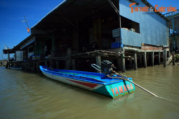 Những chiếc vỏ lãi gắn máy là phương tiện cá nhân phổ biến không khác gì xe máy trên đất liền.