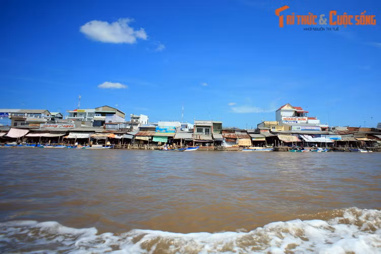  Khu phố trên mặt nước của thị trấn Năm Căn, huyện Năm Căn, tỉnh Cà Mau, nhìn từ sông Cửa Lớn. Từ những năm 2010 trở về trước, thị trấn này là điểm cuối cùng của tuyến đường bộ Bắc - Nam.
